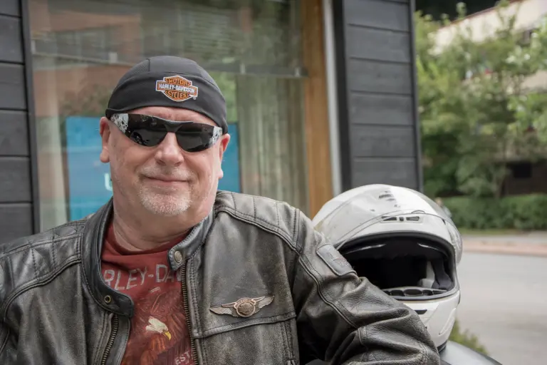 Motoristitulpat ovat Jakelle vakiovaruste – Uusikuulon valetut korvatulpat vakuuttivat kokeneen motoristin